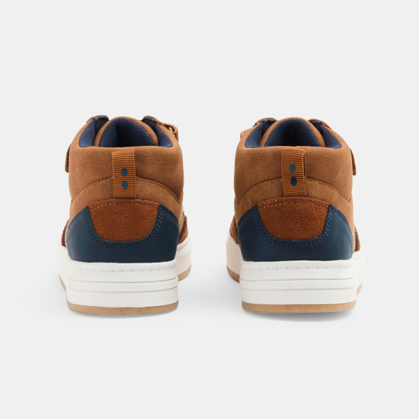 حذاء رياضي باللون البني، عالي الرقبة وبشريط سكرتش، للفتيان